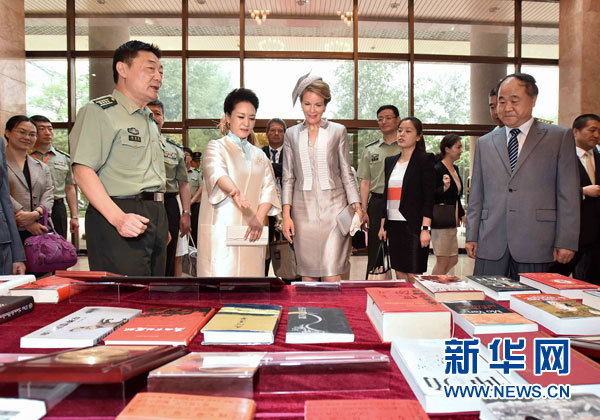 这是彭丽媛陪同玛蒂尔德在中国人民解放军艺术学院观看作品展示。新华社记者 李涛 摄