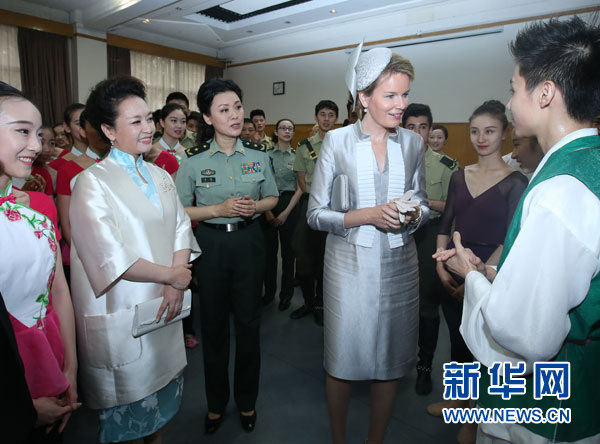 这是彭丽媛同玛蒂尔德在中国人民解放军艺术学院舞蹈教室与学员们交流。新华社记者 庞兴雷 摄