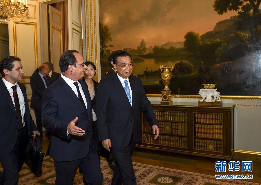 当地时间6月30日下午，中国国务院总理李克强在巴黎爱丽舍宫会见法国总统奥朗德。 新华社记者李学仁摄 