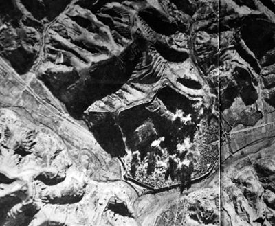 日军随军记者1939年10月拍摄的佐濑航空部队轰炸延安图。重庆晨报记者高科翻拍