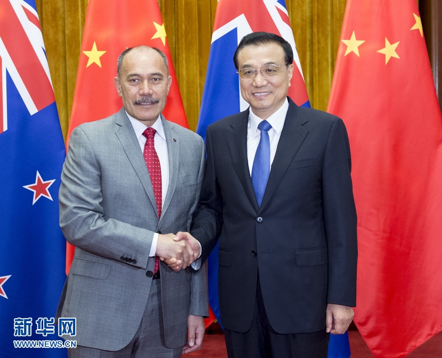 7月22日，国务院总理李克强在北京人民大会堂会见来华进行国事访问的新西兰总督迈特帕里。 新华社记者 王晔 摄