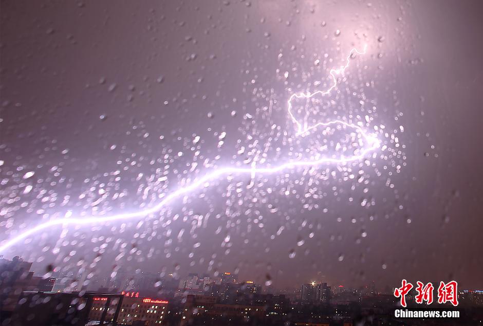 北京发布暴雨黄色预警 城区出现短时强降水