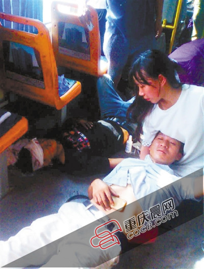 重庆:15岁女生跪地30分钟为车祸伤者当靠枕