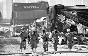 昨天，救援人员继续深入爆炸事故现场开展救援工作。新华社发