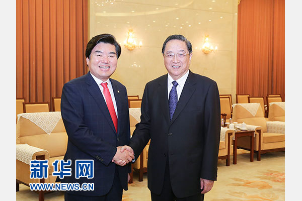8月20日，全国政协主席俞正声在北京会见由新国家党国会议员元裕哲率领的韩国国会文化交流代表团。 新华社记者 丁林 摄