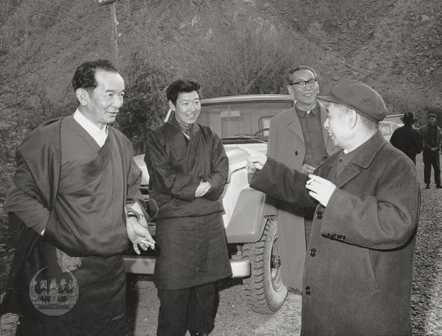 1980年5月阿沛·阿旺晋美陪同中共中央总书记胡耀邦在西藏考察农村工作途中。