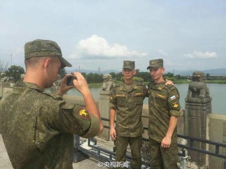 参加9·3阅兵的17国军队1000余名士兵参观卢沟桥