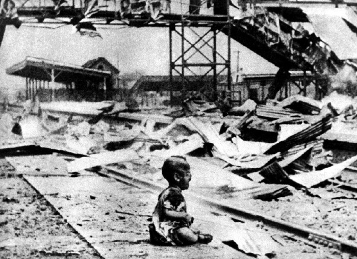 1937年8月28日,日军对上海南站狂轰滥炸,当场