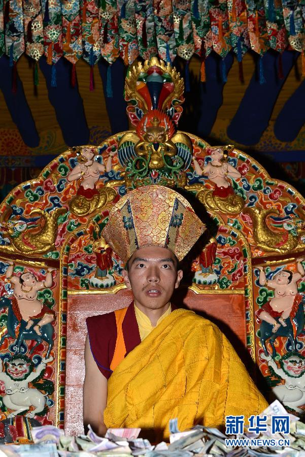 （图文互动·XHDW）（1）西藏活佛的一天