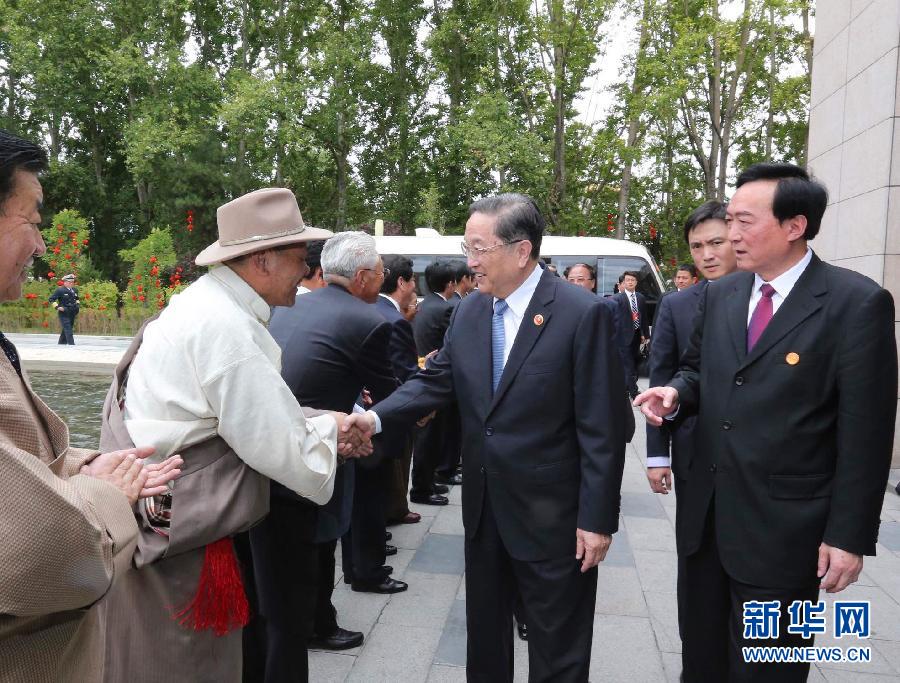 9月6日，以中共中央政治局常委、全国政协主席俞正声为团长的中央代表团飞抵拉萨，出席西藏自治区成立50周年庆祝活动。这是俞正声抵达拉萨饭店。新华社记者丁林摄 