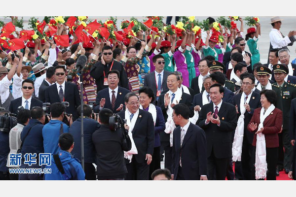 9月6日，以中共中央政治局常委、全国政协主席俞正声为团长的中央代表团飞抵拉萨，出席西藏自治区成立50周年庆祝活动。中央代表团在机场受到西藏各族群众的热烈欢迎。新华社记者庞兴雷摄