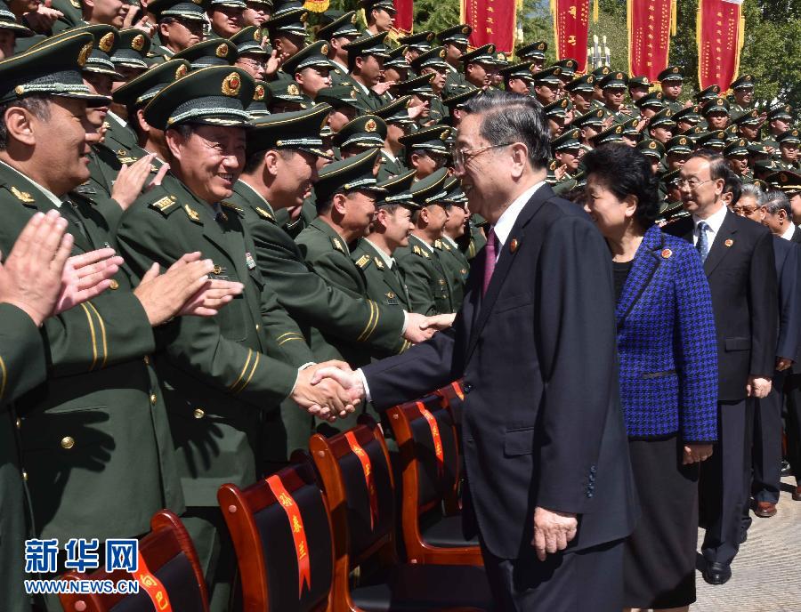 这是俞正声同武警西藏总队团职以上干部亲切握手。 新华社记者李涛摄 