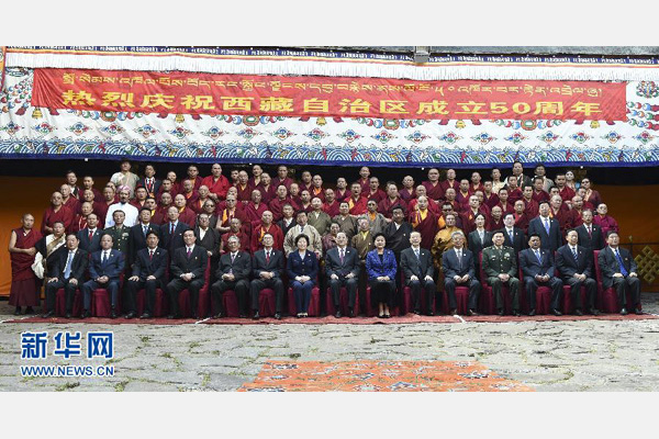 9月7日，正在拉萨出席西藏自治区成立50周年庆祝活动的中共中央政治局常委、全国政协主席、中央代表团团长俞正声来到大昭寺，看望慰问西藏宗教界爱国人士。这是俞正声等中央代表团领导与西藏宗教界人士代表和僧人代表合影留念。 新华社记者 谢环驰 摄 