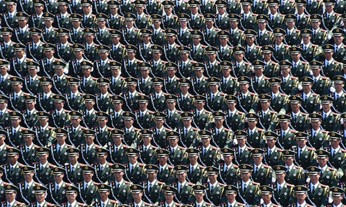 9月3日，中国人民抗日战争暨世界反法西斯战争胜利70周年纪念大会在北京隆重举行。这是武警部队抗战英模部队方队接受检阅。_副本
