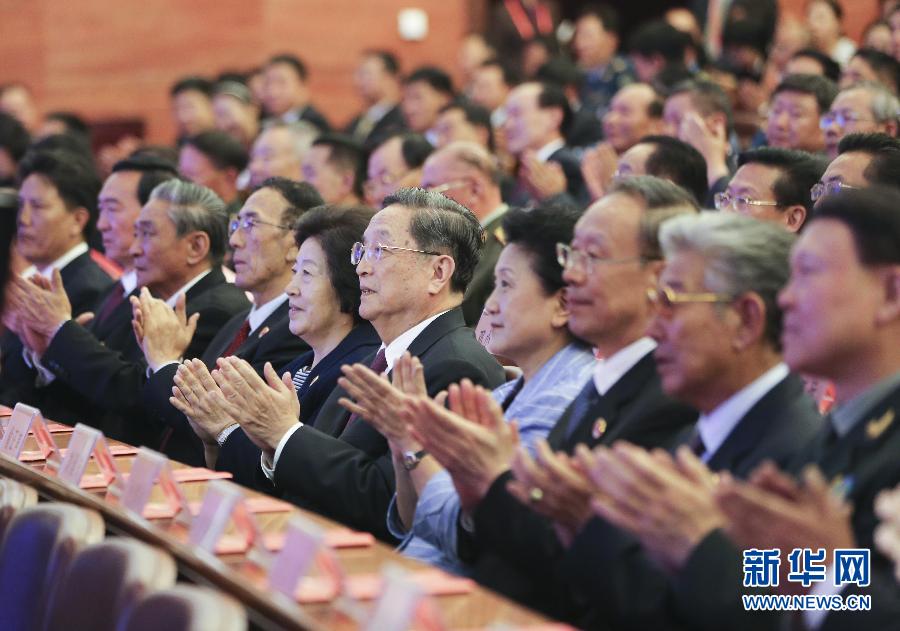 （时政）（1）俞正声观看庆祝西藏自治区成立50周年文艺晚会《中国梦·雪山欢歌》 