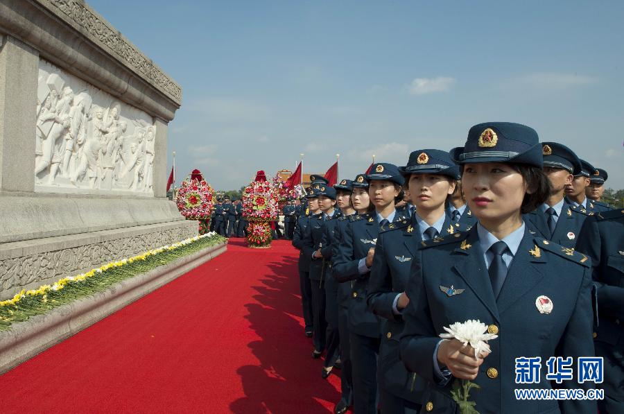 9月30日，烈士纪念日向人民英雄敬献花篮仪式在北京天安门广场隆重举行。 新华社记者 谢环驰 摄 