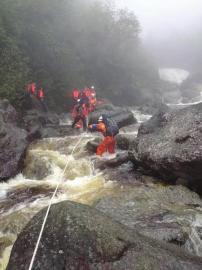 四川七名大学生出游遇暴雨被困深山河道中(图)