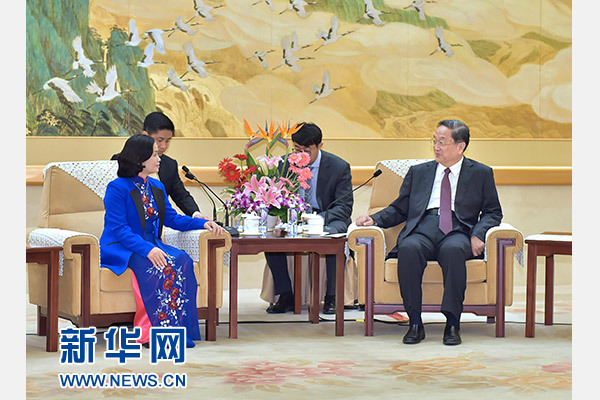 10月20日，全国政协主席俞正声在北京会见越南祖国阵线中央委员会副主席裴氏清。 新华社记者 李涛 摄