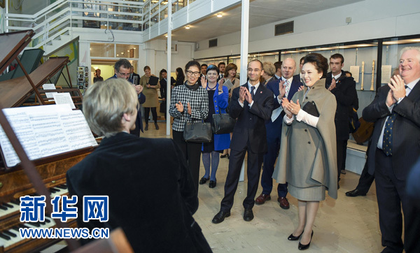 10月22日，国家主席习近平夫人彭丽媛在伦敦参观皇家音乐学院。这是彭丽媛观看该校学生的表演。 新华社记者 谢环驰 摄