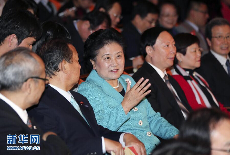 10月31日，国务院副总理刘延东在北京会见来访的日本自民党总务会长二阶俊博，并共同观看日本NHK交响乐团访华演出。 新华社记者丁林摄