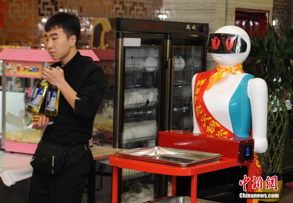 太原一餐厅雇机器人传菜 可代替两人劳动力_新