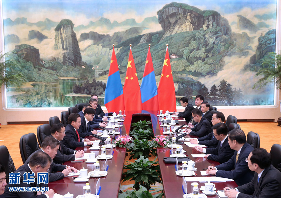 11月11日，国务院总理李克强在北京人民大会堂会见来华进行国事访问的蒙古国总统额勒贝格道尔吉。 新华社记者 庞兴雷 摄