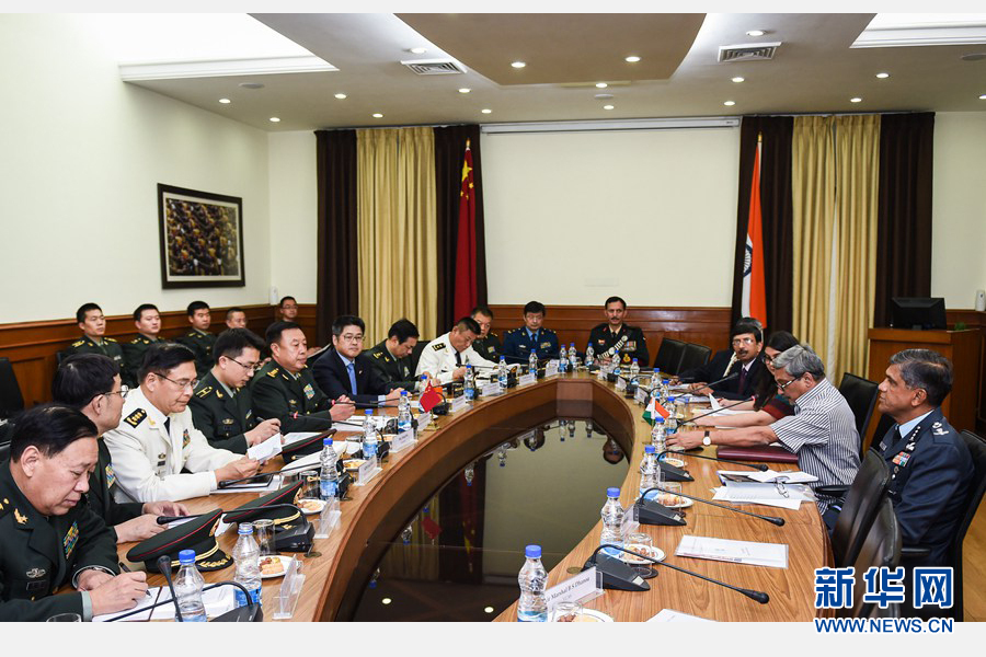 11月16日，正在印度访问的中央军委副主席范长龙在新德里与印度国防部长帕里卡尔举行会谈。 新华社记者 毕晓洋 摄 