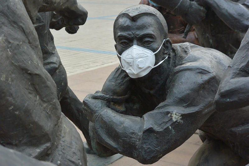 沈阳沈阳PM2.5爆表 一校园雕塑集体戴口罩