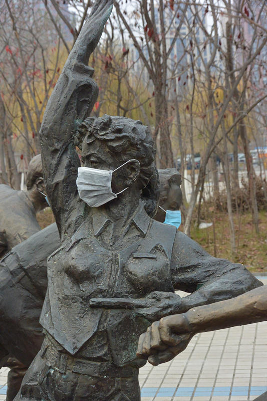 沈阳沈阳PM2.5爆表 一校园雕塑集体戴口罩