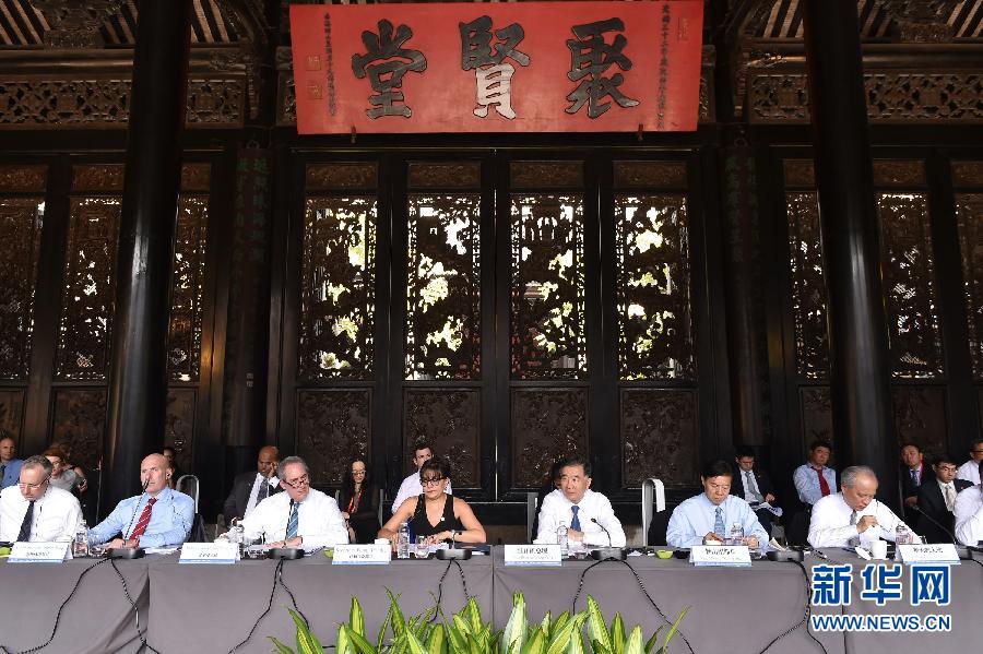 11月22日，中美共同举办系列合作性活动，这是中美企业家圆桌会在广州陈氏书院举行。新华社记者 梁旭 摄 