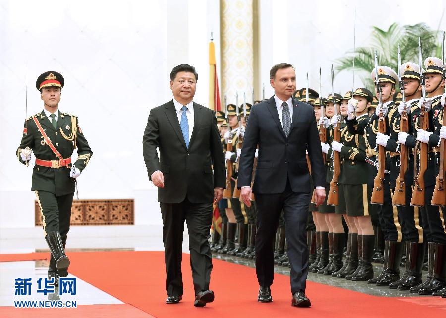 11月25日，国家主席习近平在北京人民大会堂同波兰总统杜达举行会谈。会谈前，习近平在人民大会堂北大厅为杜达举行欢迎仪式。 新华社记者庞兴雷 摄