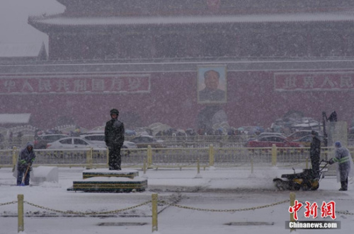 11月22日，北京在周日迎来了第二场降雪。图为天安门广场上武警战士在雪中纹丝不动坚守岗位。