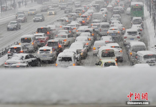 11月24日凌晨，山西太原迎来强降雪天气，市区主要干道结冰打滑，车流缓慢。 中新社记者 韦亮 摄