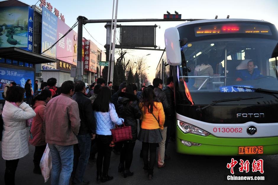 实拍京冀上班族忙碌的“双城公交路”