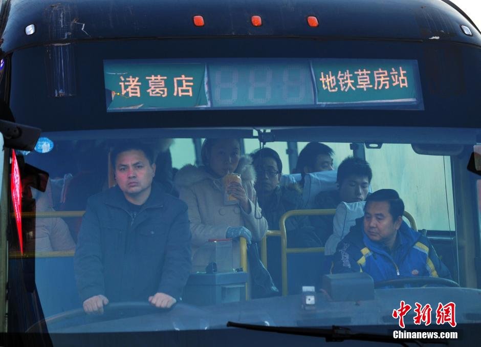 实拍京冀上班族忙碌的“双城公交路”