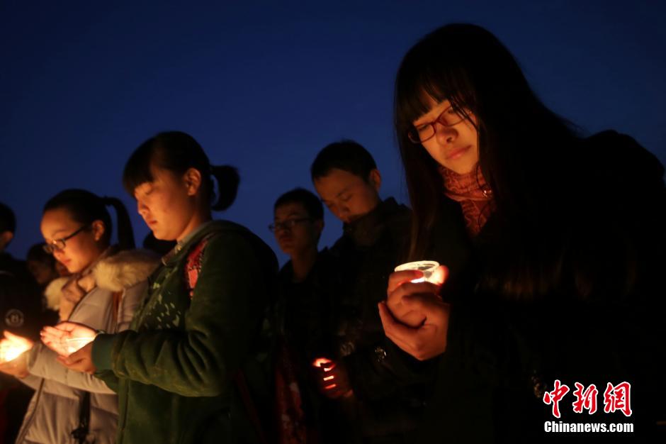 南京大学生点燃烛光祭奠遇难同胞寄哀思