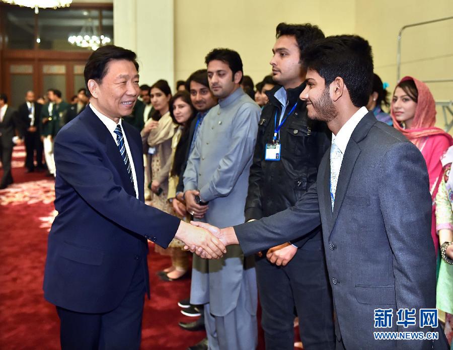 12月22日，中共中央政治局委员、国家副主席李源潮在北京会见巴基斯坦百名青年代表团。 新华社记者 李涛 摄 