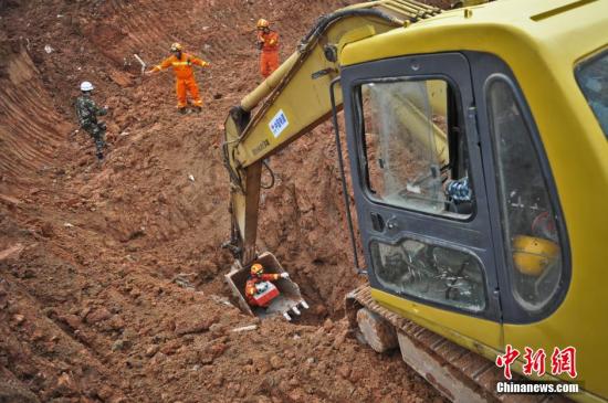 快讯：深圳滑坡灾害现场救出1名男性幸存者
