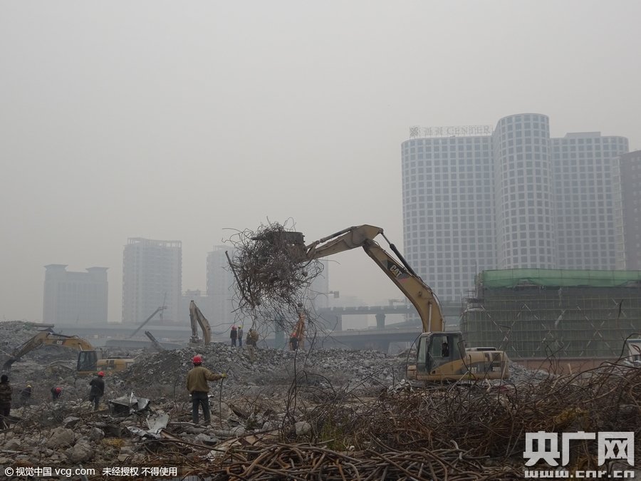 郑州斥资亿元“中原之门”被拆成废墟 前后对比