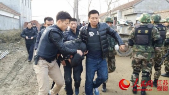 江苏东海男子因感情问题持刀劫持10名人质被捕