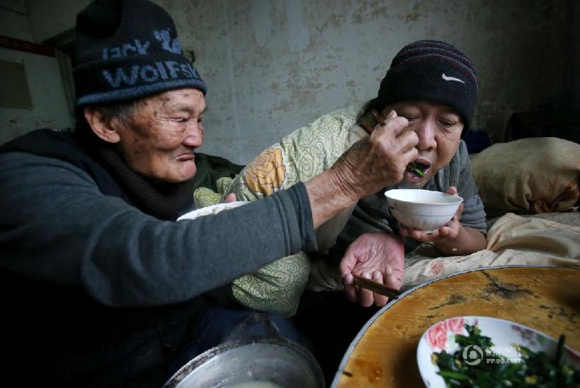 江苏95岁老人照顾瘫痪病儿46年 舐犊情深