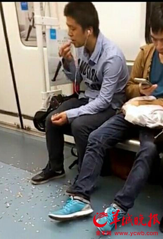 广州一男子搭地铁嗑瓜子 网友：与
