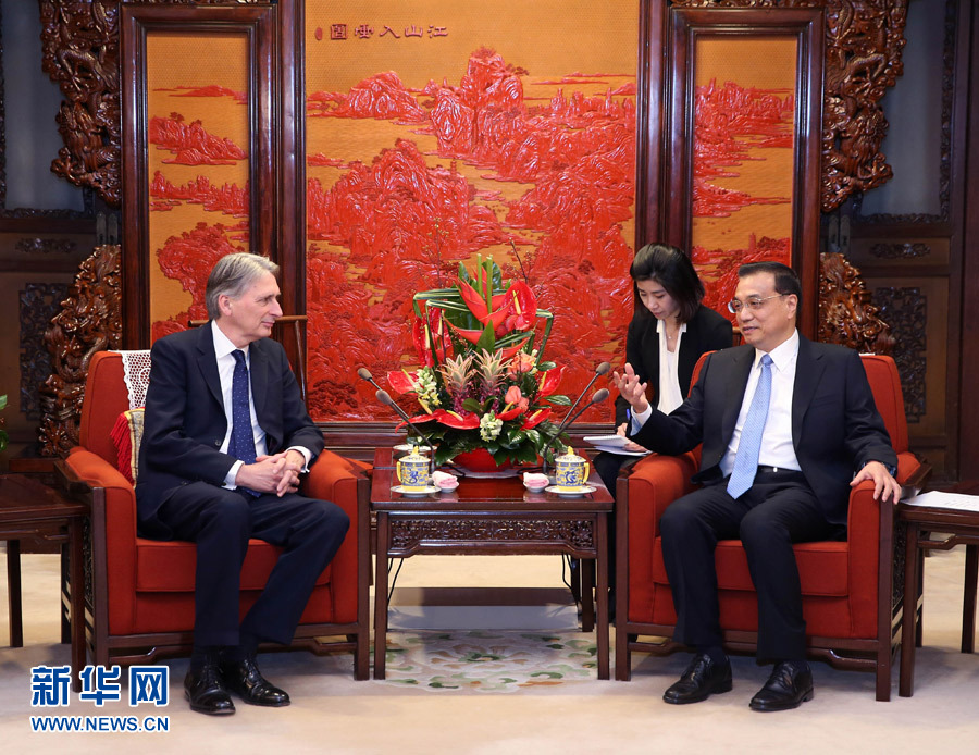 1月6日，国务院总理李克强在北京中南海紫光阁会见英国外交大臣哈蒙德。 新华社记者 庞兴雷 摄
