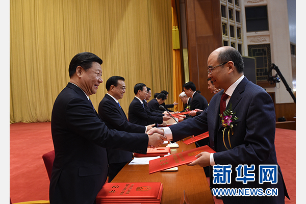 1月8日，2015年度国家科学技术奖励大会在北京人民大会堂隆重举行。习近平等党和国家领导人向获奖代表颁奖。 新华社记者 饶爱民 摄