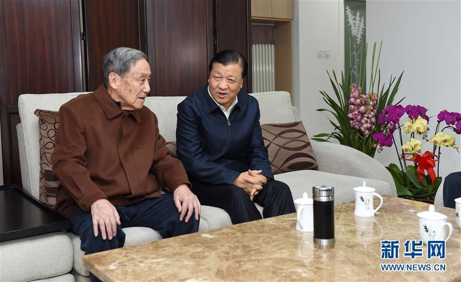 这是2月1日，刘云山看望著名诗人贺敬之。新华社记者张铎摄