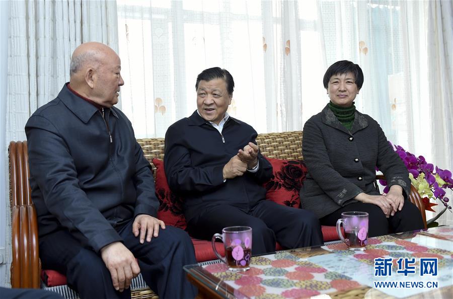 这是1月30日，刘云山看望著名歌唱家吴雁泽。新华社记者张铎摄