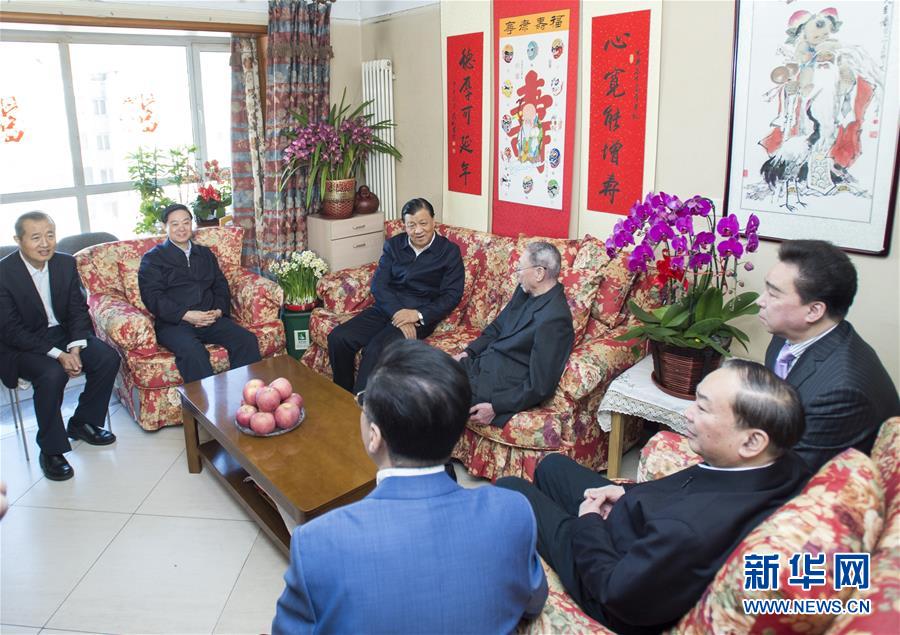 这是2月1日，刘云山看望著名京剧表演艺术家谭元寿。新华社记者王晔摄