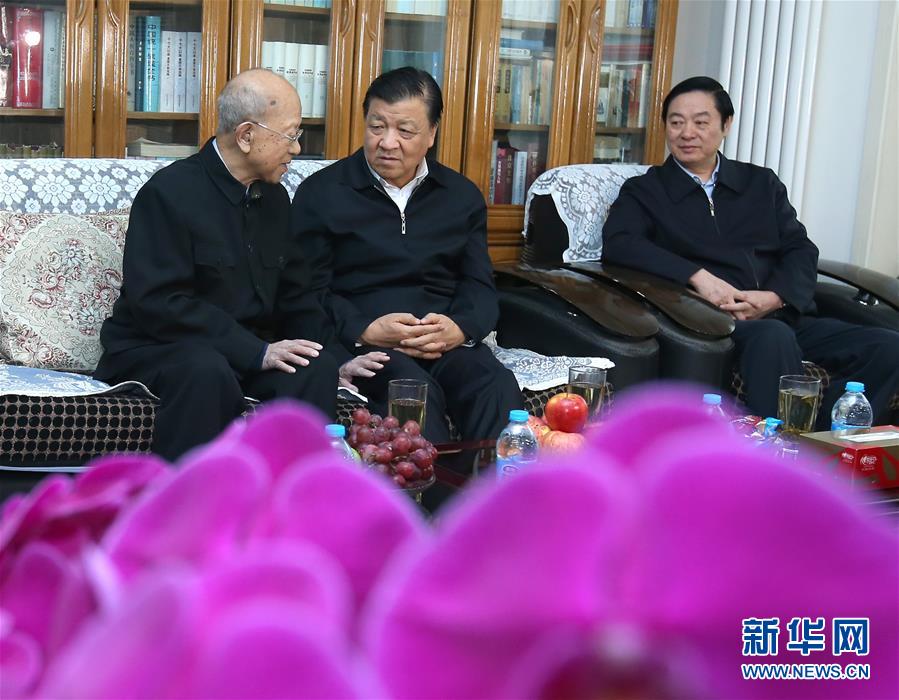 这是1月30日，刘云山看望著名科学社会主义研究专家江流。新华社记者庞兴雷摄