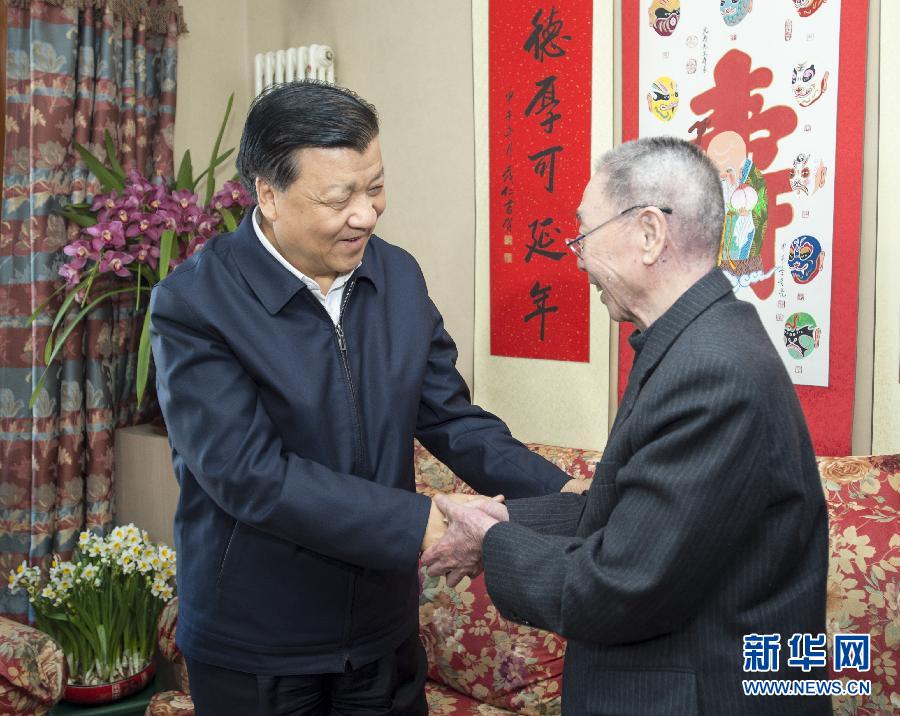 这是2月1日，刘云山看望著名京剧表演艺术家谭元寿。新华社记者王晔摄
