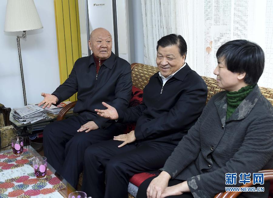 这是1月30日，刘云山看望著名歌唱家吴雁泽。新华社记者张铎摄